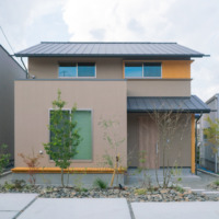 内部は小上がりのスペースと造作ソファ外部は深い軒と縁側が特徴。洗面・トイレ上下階完備の、駐車３台以上可能なスペースを備えた和風2階建ての家