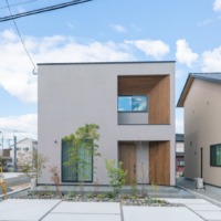 吹抜けと広いタイルデッキがある玄関に吸い込まれるようなファサードが印象的な家。 駐車３台以上可でトイレ・洗面スペースは１階・２階それぞれに完備。