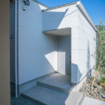 白い外壁が特徴の、シンプルで落ち着いた外観の平屋住宅です。(外観)
