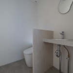 トイレには手洗いスペースが併設され、洗面所とは独立しているため、洗面所が混雑している際には臨時の洗面スペースとしても便利に使えます。(内装)