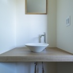2階のトイレ横に配置された造作手洗い器。(内装)