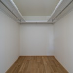 2階の2つの洋室の間に設けられたウォークインクローゼット。部屋の外に配置されているため、共用で使える便利な収納スペースです。(内装)