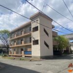 北東の角地です。約5.9ｍと約5.2ｍの二面道路です。(外観)