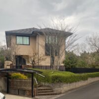 高江ニュータウンの積水ハウス施工物件がでました！建物床面積48.57坪(160.59㎡)で広々暮らせます！南道路角地で陽当り良好です！キッチン、ユニットバス、トイレなど2013〜2014年にリフォーム済です！IHクッキングヒーター、エコキュートのオール電化住宅！非常に綺麗にお使いです。ぜひお問合せください！