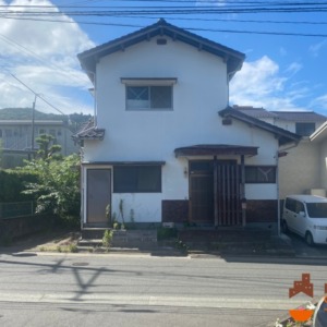 北側道路から撮影。向かって右側が駐車場です。左側にもスペースがありますが、車を止めるには工事が必要です。(外観)