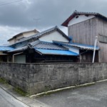 北、西に道路があります。