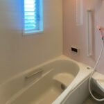 2階ユニットバス_窓付き、物干しハンガー付きです！ (風呂)