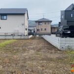 敷地から道路側を撮影。直行する道路があります。