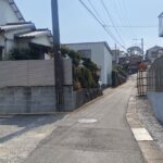 前面道路：北西側から撮影 前面道路は約2.5ｍ。セットバックが必要です。