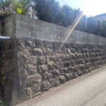 西側写真：擁壁があります。 敷地内にNTTの電柱があります。