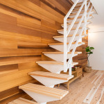 鉄骨製の階段。階段の床は杉の集成材を使用していて、とっても足触りがいいです。(内装)