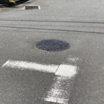 前面道路のマンホールです。下水等、上水道が前面道路に埋没されています