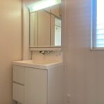 2階洗面化粧台_大型収納付き三面鏡で便利です！