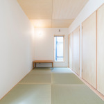 【和室】畳は琉球畳、天井にはシナを採用。縦長の大きめの窓から明るい光が入ってきます。(内装)