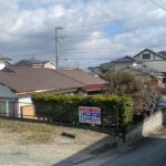 南道路_42条1項道路。幅員約4.0m。 西側隣地が高くなっています。