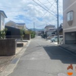 【北側道路】近隣は比較的新しい建物が並んでいます。道路幅もゆったりです。