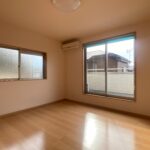 2階洋室8畳（東南側）_バルコニーに出られます！収納もついています！