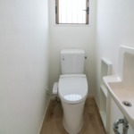1階トイレ_気持ちの良い新品のトイレと手洗い器付きです！