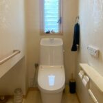 1階トイレ_窓付き、収納付きでうれしいです！