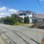 前面道路への進入口_南→北側を撮影 こちらからの進入は軽自動車のみ可能です。