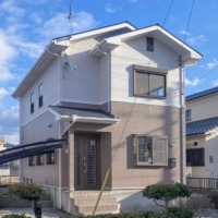 令和6年11月リフォーム工事完了しました！キッチン、ユニットバス、トイレ、洗面化粧台すべて取り替えました！外壁、屋根も新たに塗装済です！床、壁、給湯器も新品です！前面道路冠水履歴ありません！スーパー・サニー徒歩11分、高牟礼市民センター徒歩9分、ファミリーマート徒歩4分で生活便利です！耐震性は最新の2000年基準です！ちょうど良いサイズのコンパクトなお家です！