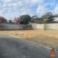 建築条件はありません！お好きなハウスメーカーで建てられます！南道路で陽当り良好です！前面道路の冠水履歴はありません！上下水道引込みあります！確定測量済です！