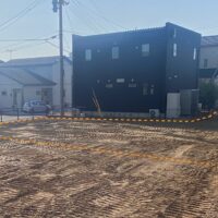 【B号地】 建築条件ありません！お好きなハウスメーカーで建築できます！安心の確定測量済みで全てに境界標が入っています！更地なので、すぐに建築可能です！ゆったり敷地です！道路は南側と東側の二方向で建築計画の可能性も広がります！3号線へもすぐの好立地です！