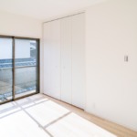 洋室B_大きな窓付きです！バルコニーにも出られます！収納付き！(内装)