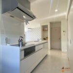 2階キッチン_対面式、IHクッキングヒーターです！大型背面収納もあります！ (キッチン)