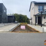 前面道路からの全景です。６m道路で陽当り良好です。４区画分譲地となります。 (外観)