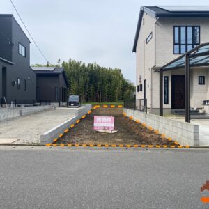 前面道路からの全景です。６m道路で陽当り良好です。４区画分譲地となります。(外観)