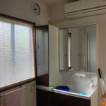 洗面化粧台_洗面室にもエアコンが付いています。(内装)