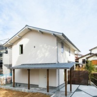 【MBOX-西町02】上質な材料を使い、丁寧に仕上げて住まいの質を高め、心地よく暮らせる家をつくりました。 断熱性能を上げ、外構や植栽にもこだわりました。 外部空間や半戸外空間を楽しむことができれば豊かに暮らせるのではないでしょうか？ オープンエアーの広い木製デッキや雨に濡れない軒下空間は室内とは異なる心地よさがあります。 外とつながる窓を全開口ができるようにすることで、外と内が一体となり、開放的で広い空間を感じます。 天井を低くつくると建築のプロポーションが美しくなり、部屋も広く感じられる落ち着いた空間になります。 また、エネルギー面から見ると、少ない冷暖房費でも過ごしやすい環境になります。 私たちは、住まいに必要なものは広さではなく、心地よい居場所だと考えています。