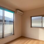 2階洋室6畳（南西側）_バルコニーに出られます！収納もついています！