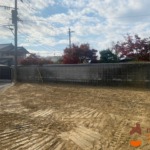 現況写真_敷地内から西側を撮影。電柱と支線があります。