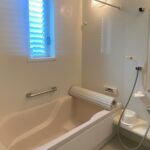 1階ユニットバス_窓付き、物干しハンガー付きです！ (風呂)