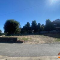 駐車場や家庭菜園、資材置き場にいかがでしょうか！(既存宅地ですが、土砂災害特別警戒区域のため建築は非常に難しいです) 県道151号線(うきは草野久留米線)から山側に曲がってすぐの場所です！ 北側は柿畑、南側は駐車場、道路を挟んだ西側は公民館(神社)で閑静です！前面道路はほぼ4mです！(一部3.7m部分あり)