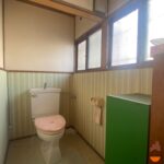 トイレ_大きな窓があります。