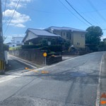 前面道路への進入口__南→北側を撮影 こちらからの進入は普通自動車も可能です。