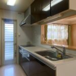 1階キッチン_対面式、IHクッキングヒーターです！便利な勝手口付きです！ (キッチン)