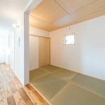 【和室】和紙を紡いだ耐久性の高い畳です！優しい色でコーディネートしています。(内装)