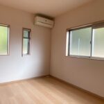 2階洋室6畳（北東側）_窓も2面あります！収納もついています！